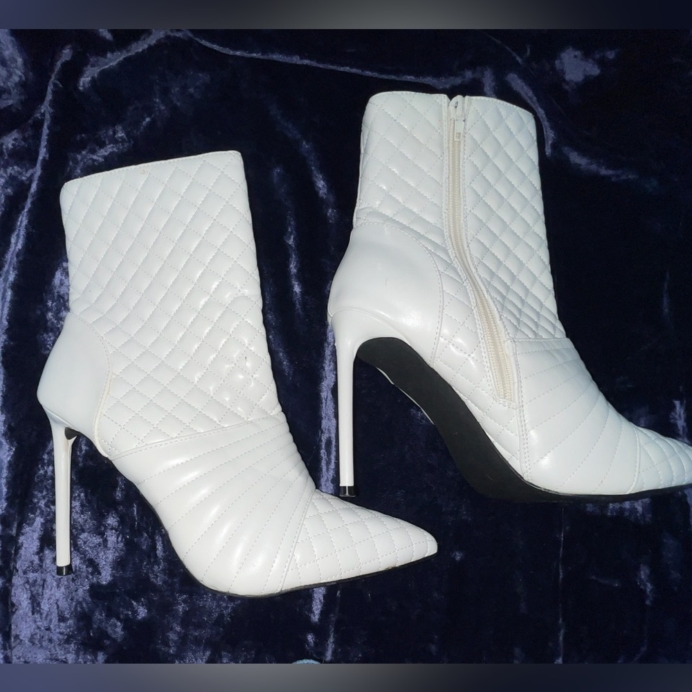 Pointed toe. Stiletto heels. Ankle boots with a side zipper closure.